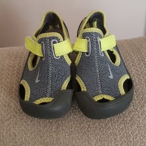 Boy's sandals 9c